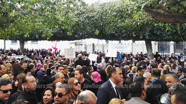 عدد من المحامين المحتجين يقتحمون ساحة القصبة