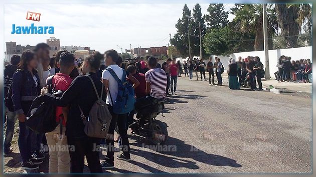 اعدادية العروي بسوسة : مجموعة من التلاميذ يحرقون قاعة مراجعة