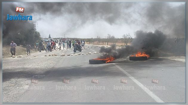  المكناسي : محتجون يغلقون الطريق الرابط بين صفاقس وقفصة 