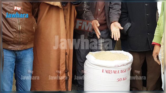 فلاحو فرنانة يحتجون بمقر المعتمدية على سوء نوعية