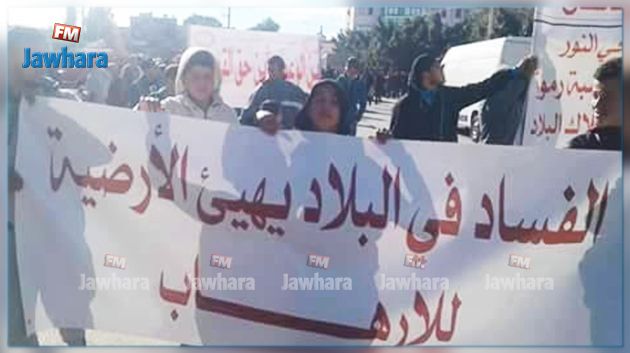 القصرين : مسيرة احتجاجية وتهديد بالانتحار