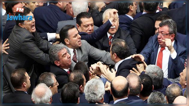 معركة باللكمات في برلمان تركيا بسبب