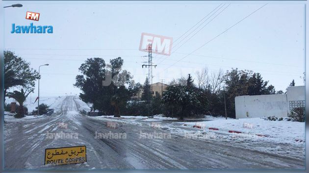 الثلوج تكسو مرتفعات جندوبة وتقطع عددا من الطرقات