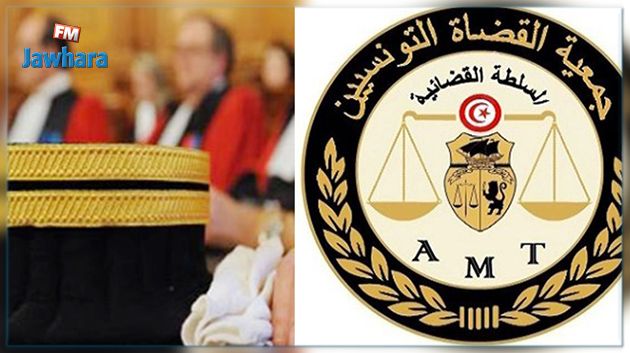القضاة يعلقون الإمضاء على أصول الأحكام ومسوداتها
