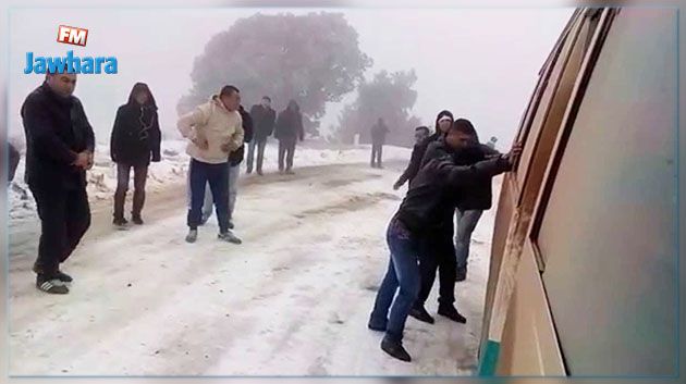 منوبة : انزلاق حافلة وسيارة بسبب الثلوج