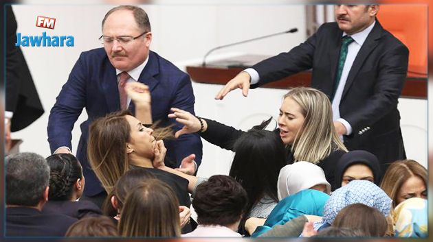 معارضة لأردوغان تكبل نفسها بالأصفاد داخل البرلمان!