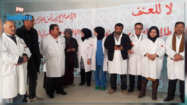 أطباء قسم الاستعجالي بمستشفى مدنين يحملون الشارة الحمراء