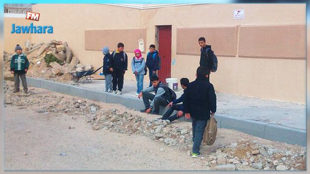 تلاميذ مدرسة بالشارع لأنهم وصلوا متأخرين بدقيقتين!