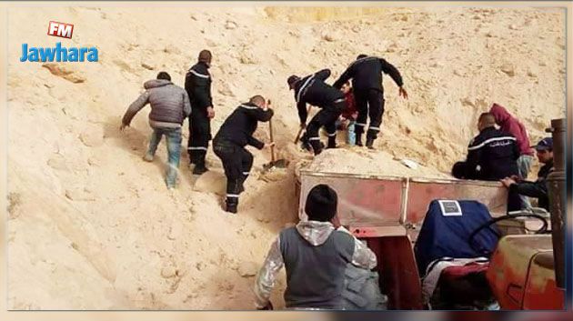 إنقاذ عاملين اثر انهيار مقطع للرمال في توزر