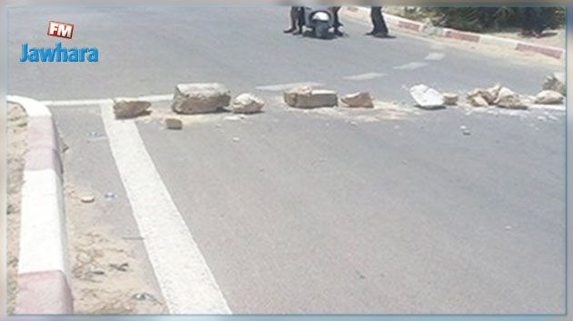 غلق الطريق الرابطة بين معتمدية سيدي مخلوف و مدينة مدنين