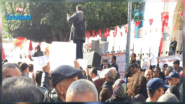 الأساتذة في وقفة احتجاجية امام وزارة التربية 