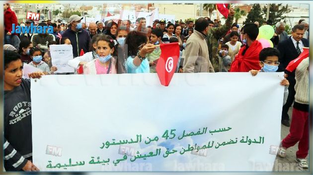 عدد من نشطاء البيئة بالقلعة الصغرى يحتجون أمام إقليم الحرس بسوسة