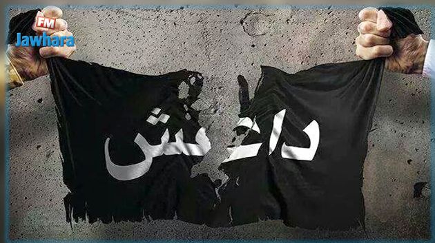 مدرّب ألعاب دفاعية بحوزته سيف وراية