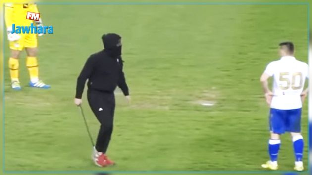 يقتحم الملعب بقضيب حديدي للإعتداء على الحكم (فيديو)