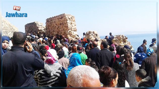 طبرقة تستقبل حوالي 4 آلاف زائر