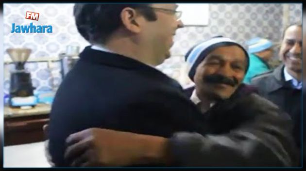 مواطن يحظى بلقاء مع رئيس الحكومة يوسف الشاهد في مكتبه