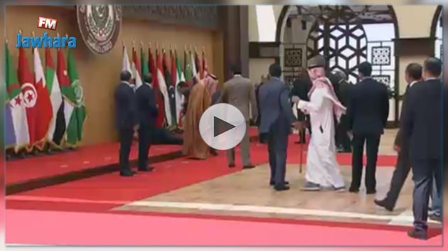 سقوط الرئيس اللبناني أثناء التقاط صور في القمة العربية (فيديو)