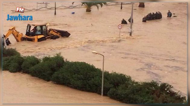 الجيش يجلي بالمروحيات سياحا علقوا بسبب الأمطار في الجنوب