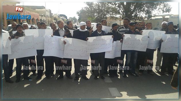 مصنع الورق بالقصرين مهدد بالإفلاس : وقفة احتجاجية لأعوانه وموظفيه