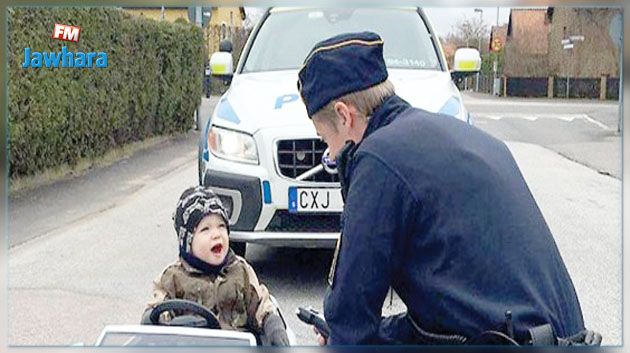 شرطي سويدي يوقف طفلاً يقود سيارته لتجاوزه السرعة!