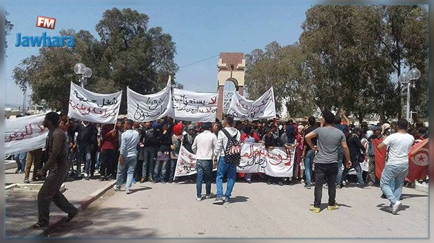 بعد احتجاجات لمدة شهر : والي القيروان يلتقي المحتجين في الوسلاتية