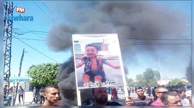 بعد وفاة رضيع بالقصرين : عائلته تغلق الطريق وتطالب بمحاسبة المسؤولين