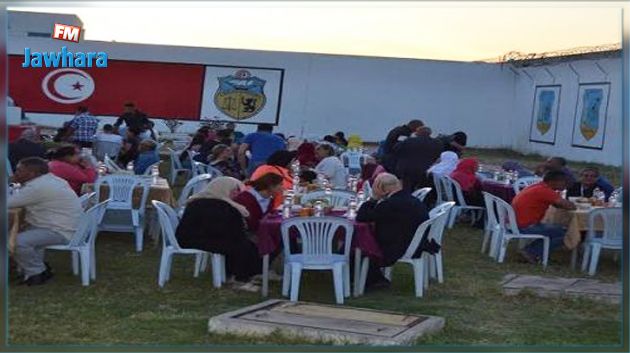 سجناء يشاركون عائلاتهم الإفطار في سجن برج الرومي