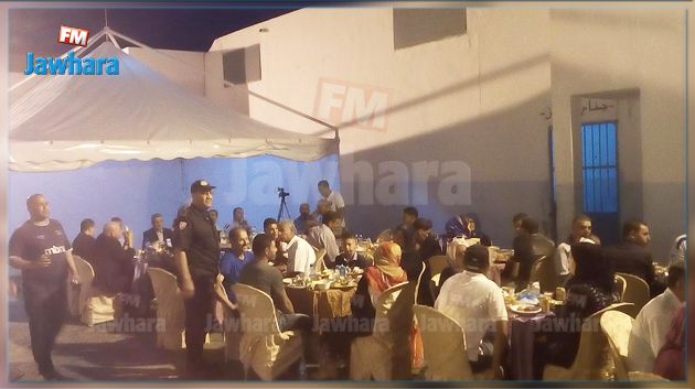 نزلاء السجن المدني بسيدي بوزيد يتناولون الإفطار صحبة عائلاتهم