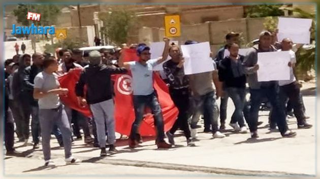 في خطوة تصعيدية : معطلون عن العمل بالقصرين يتوجهون إلى الجزائر 