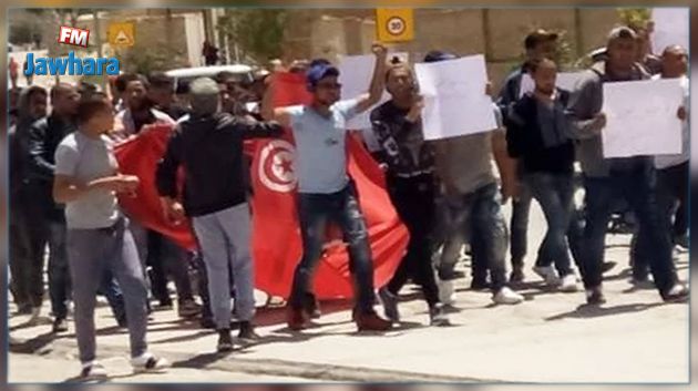 القصرين : معطلون عن العمل يدخلون في اعتصام مفتوح بالمعبر الحدودي 