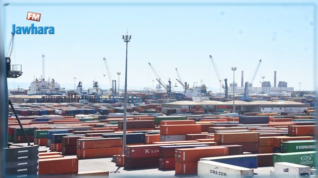 محتويات المخزن الذي اندلع به الحريق في ميناء رادس