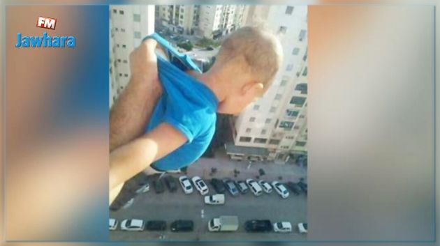مصير الشاب الذي علّق رضيعا من ملابسه