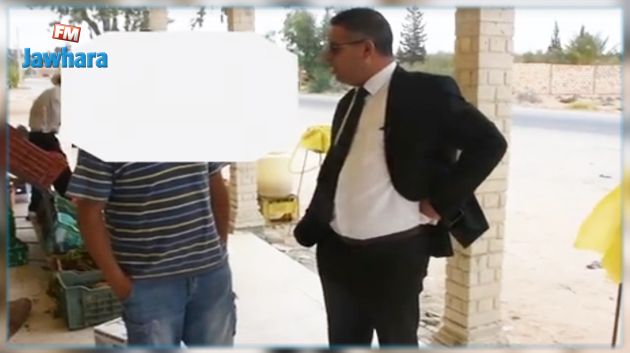 فيديو : والي قفصة يضبط موظفين يعملون في مهن آخرى أثناء توقيت العمل