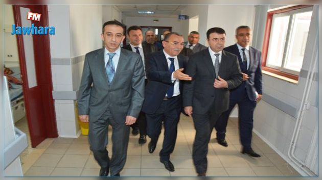 وزير الداخلية يزور الملازم أول الذي أصيب في أحداث بئر الحفي