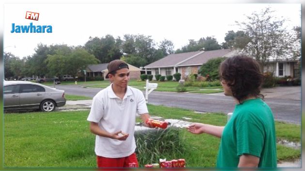 مُنع من عمل في أمريكا: طالب تونسي يبيع البسكويت التونسي