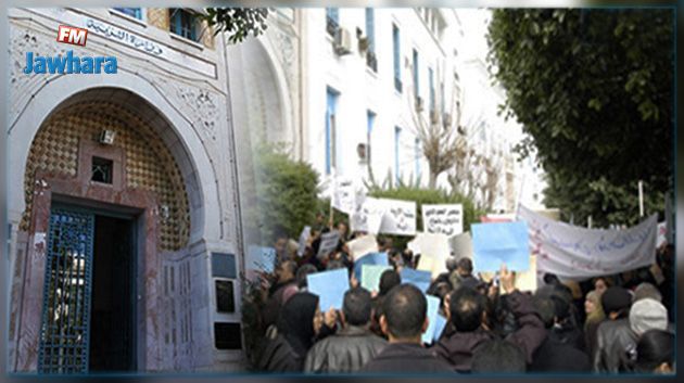 الأساتذة النواب يعتصمون أمام مقر وزارة التربية