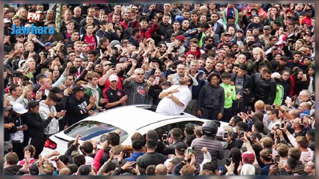 جماهير أجاكس الهولندي تحتشد أمام بيت اللاعب عبد الحق نوري (فيديو)