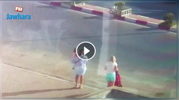 سوسة : رضيع ينجو بأعجوبة من دهس سيارة مسرعة (فيديو)