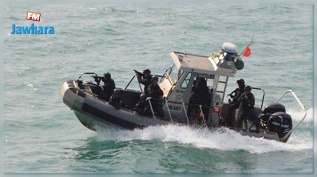 الجيش يجلي 6 أشخاص إثر غرق مركبهم