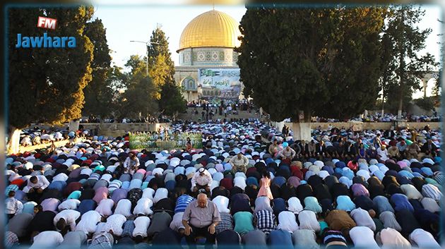 حوالي 100 ألف فلسطيني يصلون في المسجد الأقصى