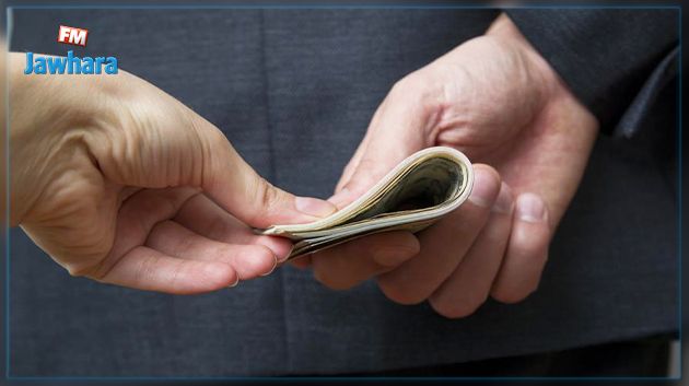 موظّف يوزّع ماء 