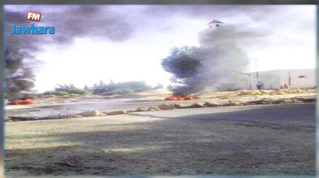 القيروان : محتجون يغلقون الطريق في الوسلاتية 