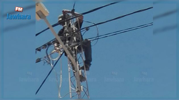 القيروان : هدد بإلقاء نفسه من عمود كهربائي بعد افتكاك دراجته النارية