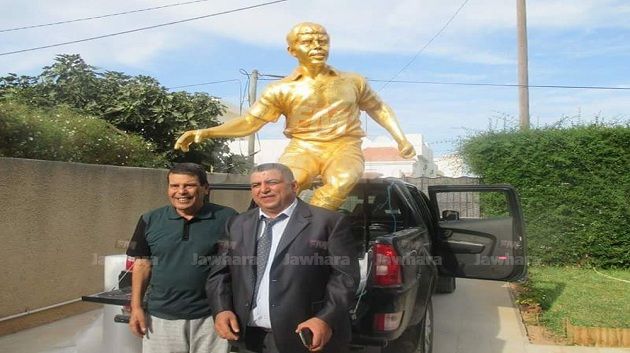 بلدية صفاقس تتسلم تمثال حمادي العقربي
