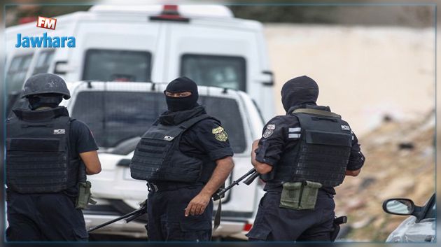 مداهمة أمنية لمنزل تاجر أسلحة 