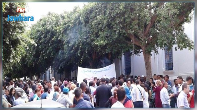 وقفة احتجاجية للاساتذة الناجحين في 