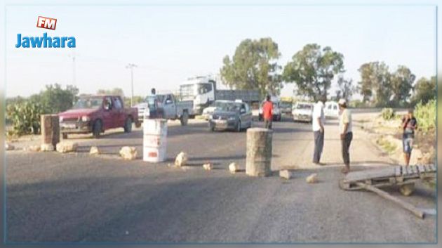 بوحجلة : غلق طريق احتجاجا على نقص المعلمين