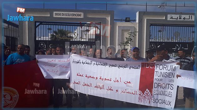 القيروان : عمال الحضائر يحتجون أمام مقر الولاية