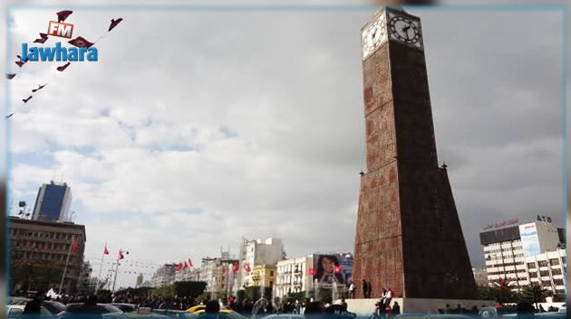 شاب يعتلي ساعة 14 جانفي مطالبا بتشغيله