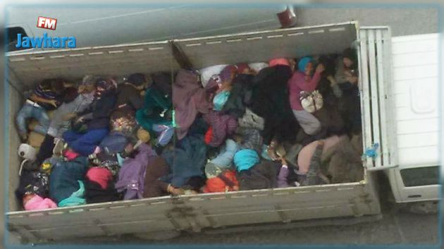 فتح تحقيق عدلي بشأن نقل عاملات في شاحنة بطريقة مهينة